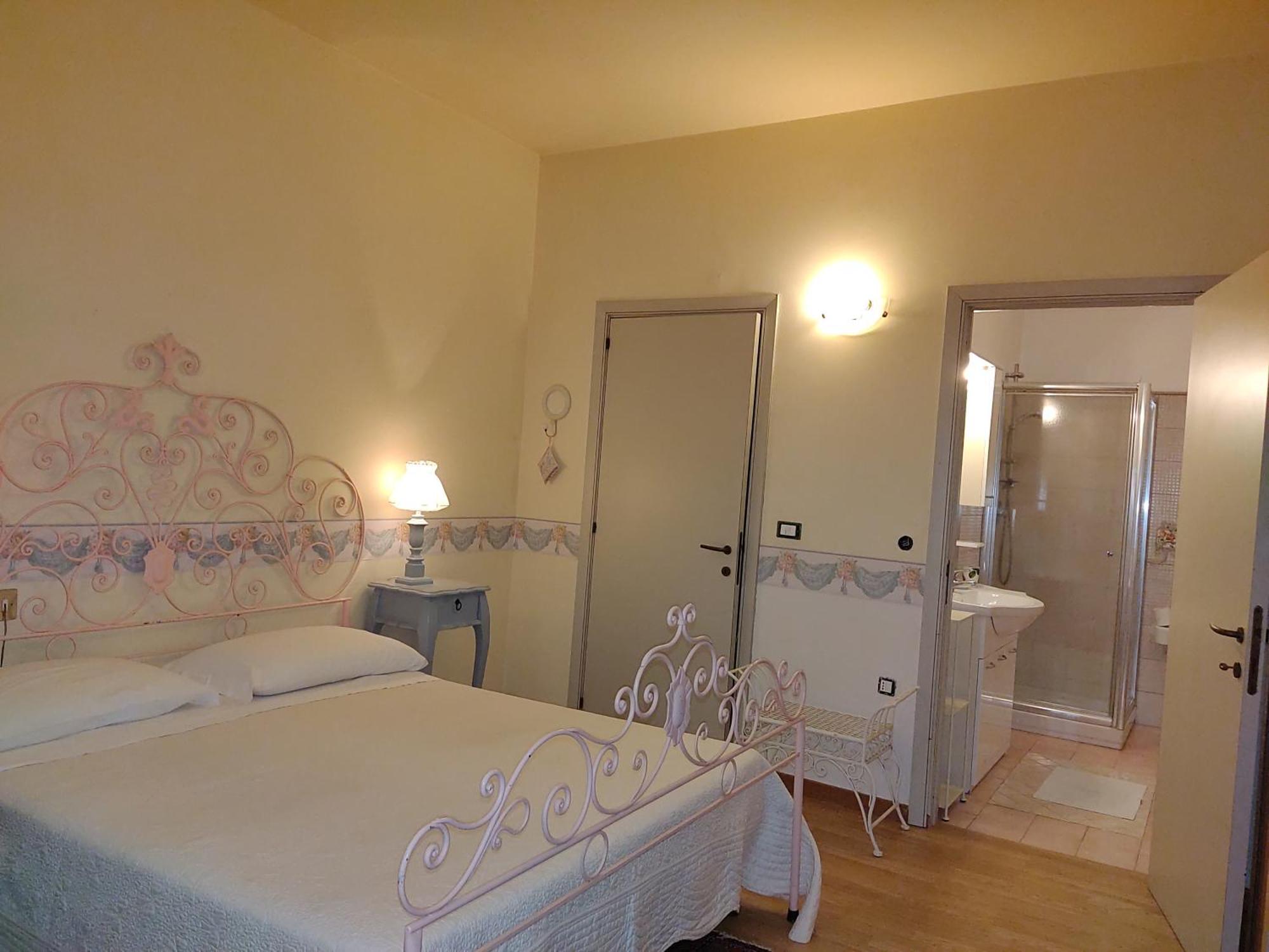 Carol E Bed & Breakfast *